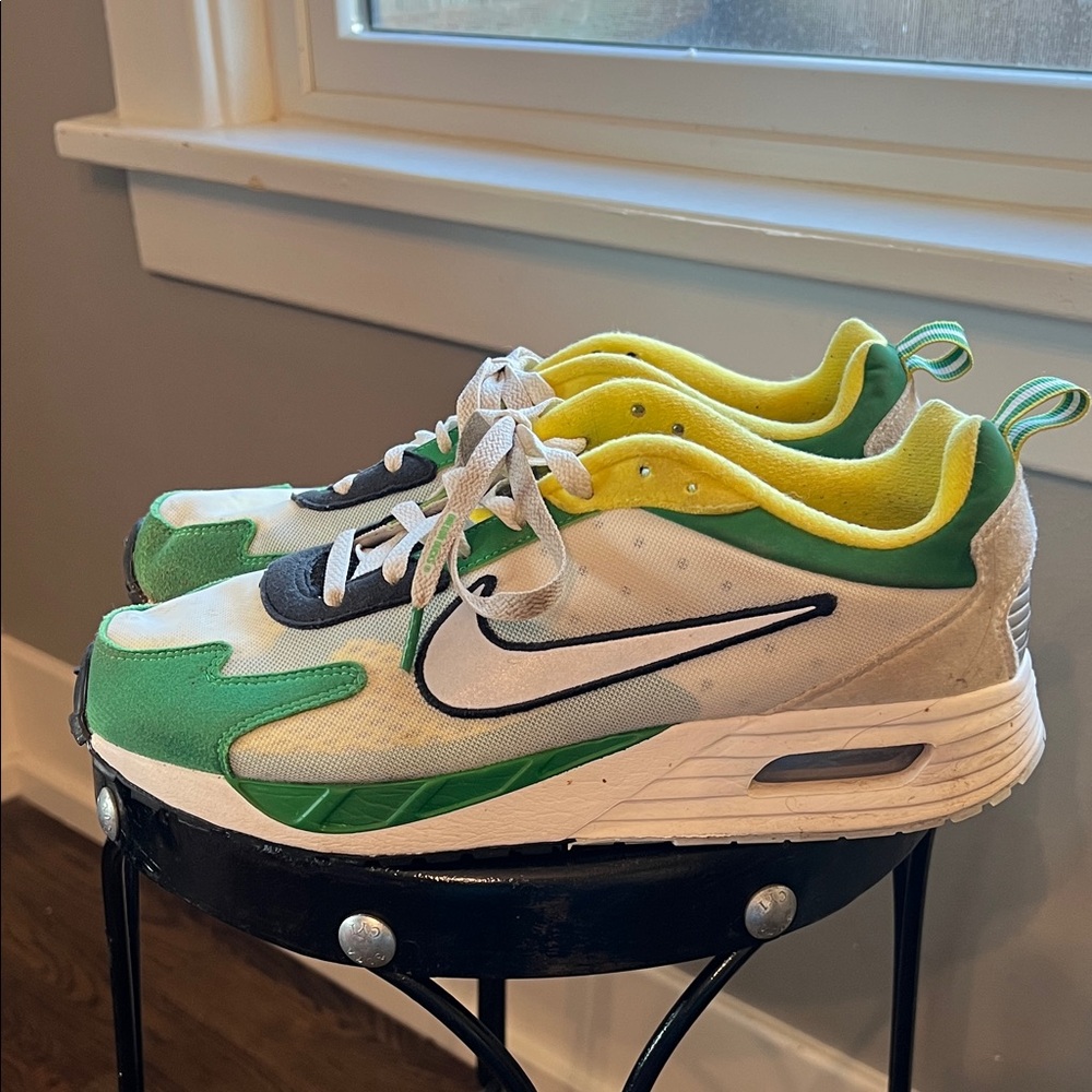 Nike Men’s Oregon Ducks Green and White Sneakers - Picture 3 of 4